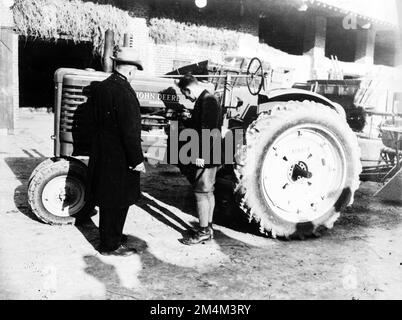 Machines agricoles - nouvelles machines agricoles américaines testées en France. Photographies des programmes du Plan Marshall, des pièces justificatives et du personnel Banque D'Images