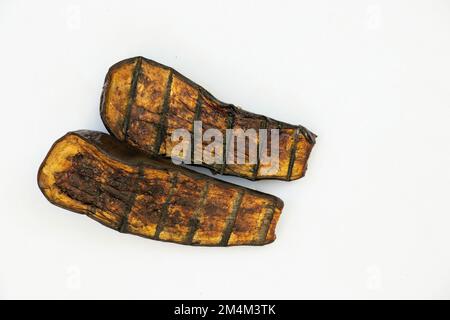 une tranche d'aubergine grillée sur une plaque blanche en gros plan Banque D'Images