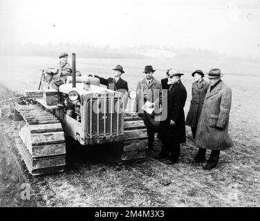 Machines agricoles - nouvelles machines agricoles américaines testées en France. Photographies des programmes du Plan Marshall, des pièces justificatives et du personnel Banque D'Images