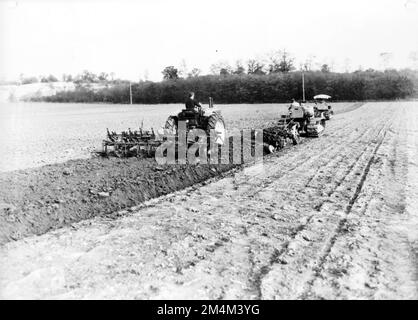 Machines agricoles - nouvelles machines agricoles américaines testées en France. Photographies des programmes du Plan Marshall, des pièces justificatives et du personnel Banque D'Images