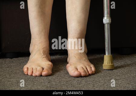 les pieds de la vieille grand-mère sur le sol dans sa chambre de près Banque D'Images