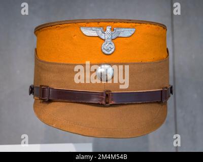 Un chapeau de Sturmabteilung (sa) de 1932 (l'sa était l'aile paramilitaire originale du Parti nazi), Imperial War Museum, Londres, Royaume-Uni. Banque D'Images