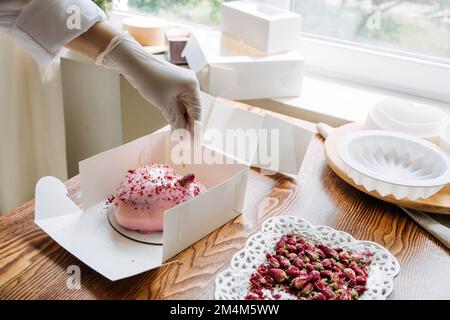 Saint-Valentin Cupcakes et recettes de gâteau idées. Saint-Valentin coeur en forme de coeur rose miroir mousse glaze gâteau maison sur la cuisine maison Banque D'Images