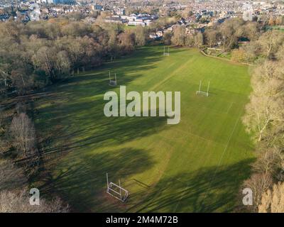 Vue aérienne des terrains de sport (terrains de rugby) à Marble Hill, Richmond, Londres, Royaume-Uni Banque D'Images