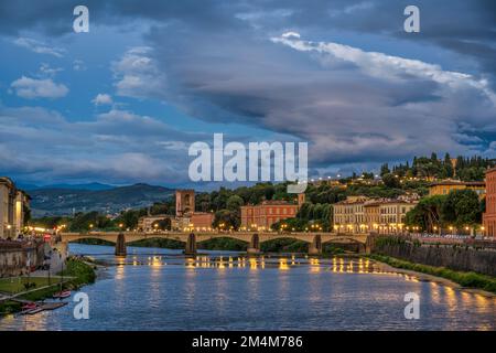 Vue en amont de Ponte Vecchio vers Ponte alle Grazie au crépuscule, avec Piazzale Michelangelo en haut à droite, Florence, Toscane, Italie Banque D'Images