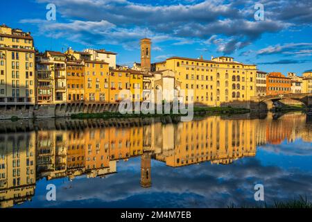 Chiesa di San Jacopo Soprarno et des bâtiments sur la rive sud de l'Arno au lever du soleil à Florence, Toscane, Italie Banque D'Images