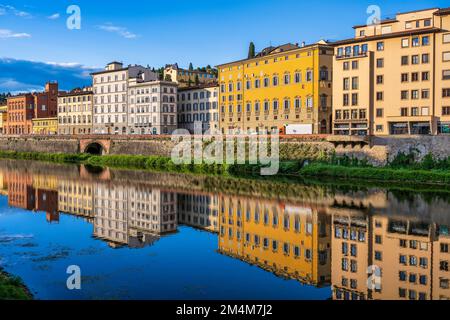Bâtiments colorés sur la rive sud de l'Arno en amont du Ponte Vecchio au lever du soleil à Florence, Toscane, Italie Banque D'Images