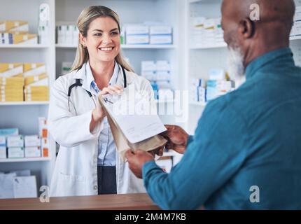 Pharmacie, pharmacien heureux et client avec des médicaments ou des pilules de prescription aidant avec les soins médicaux. Vente au détail, shopping ou médecin donnant senior Banque D'Images