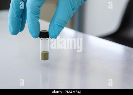 Petite bouteille avec extrait de plante verte des plantes médicinales à l'intérieur, concept de la santé et de la médecine alternative. Copier l'espace sur la gauche. Copier l'espace sur Banque D'Images