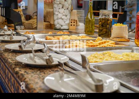 une rangée de plats sur les plateaux d'un restaurant buffet de nourriture faite Banque D'Images