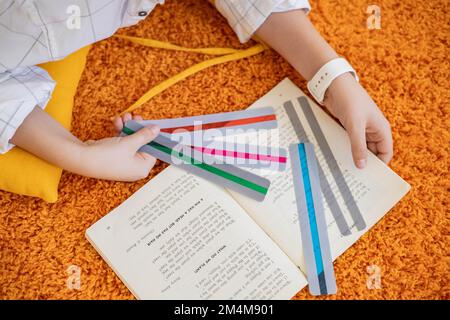 Khabarovsk, Russie, 28 octobre 2022. Choisissez des bandes colorées règles dyslexie désordre lecture livre Banque D'Images