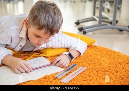 Khabarovsk, Russie, 28 octobre 2022. Choisissez des bandes colorées règles dyslexie désordre lecture livre Banque D'Images