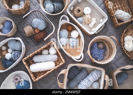De nombreux paniers fabriqués dans des matériaux écologiques naturels. Fils pour tricoter, aiguilles à tricoter Banque D'Images