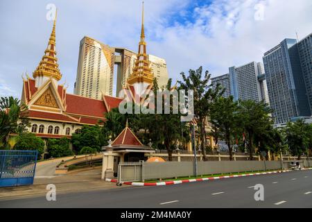 Phnom Penh, Cambodge - 6 décembre 2022 : extérieur du bâtiment du gouvernement de l'Assemblée nationale à Phnom Penh, Cambodge. Banque D'Images