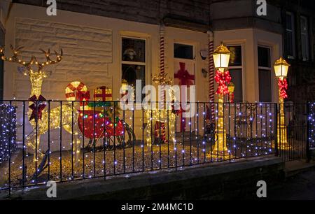 Meadowbank, Édimbourg, Écosse, Royaume-Uni. 22nd décembre 2022. Deux voisins de part et d'autre de la rue créent des affichages de Noël festifs colorés pour égayer leur rue pour les autres voisins et passants qui vont travailler ce matin. Credit: ArchWhite/alamy Live news. Banque D'Images