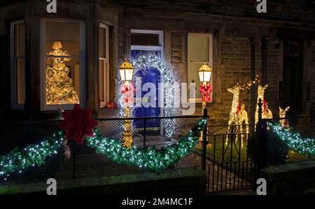 Meadowbank, Édimbourg, Écosse, Royaume-Uni. 22nd décembre 2022. Deux voisins de part et d'autre de la rue créent des affichages de Noël festifs colorés pour égayer leur rue pour les autres voisins et passants qui vont travailler ce matin. Credit: ArchWhite/alamy Live news. Banque D'Images