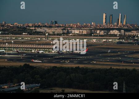 Aéroport de Madrid barajas et horizon de la ville en arrière-plan Banque D'Images