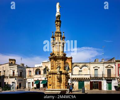 Salento. Pouilles Italie. Nardò. Place Salandra. colonne de 18th siècles Banque D'Images