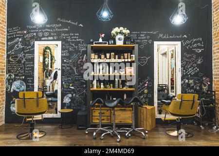 Intérieur moderne du salon de coiffure. Design incroyable de la zone de coupe de cheveux avec grand miroir et chaises confortables. Photo de haute qualité Banque D'Images