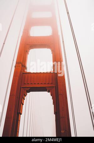 Vue partielle verticale à faible angle du Golden Gate Bridge par une journée de brouillard Banque D'Images