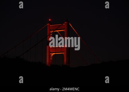 Vue partielle sur le Golden Gate Bridge dans l'obscurité de la nuit Banque D'Images