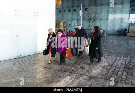 AMSTERDAM - les avocats Geert-Jan et Carry Knoops, ainsi que Nilufer Gundogan, arrivent à la cour d'appel pour l'appel du parti parlementaire de Volt contre le député. Gundogan a été précédemment suspendu par la partie à la suite d'allégations d'inconduite. Elle a ensuite intenté une procédure sommaire et a réussi, mais Volt a interjeté appel. ANP JEROEN JUMELET pays-bas sortie - belgique sortie Banque D'Images