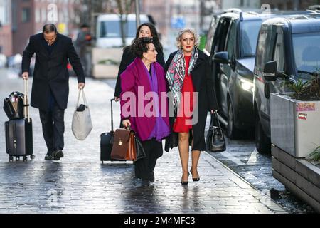 AMSTERDAM - les avocats Geert-Jan et Carry Knoops, ainsi que Nilufer Gundogan, arrivent à la cour d'appel pour l'appel du parti parlementaire de Volt contre le député. Gundogan a été précédemment suspendu par la partie à la suite d'allégations d'inconduite. Elle a ensuite intenté une procédure sommaire et a réussi, mais Volt a interjeté appel. ANP JEROEN JUMELET pays-bas sortie - belgique sortie Banque D'Images