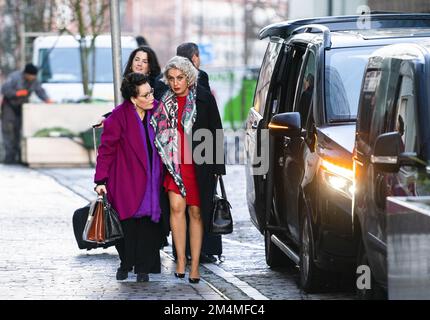 AMSTERDAM - les avocats Geert-Jan et Carry Knoops, ainsi que Nilufer Gundogan, arrivent à la cour d'appel pour l'appel du parti parlementaire de Volt contre le député. Gundogan a été précédemment suspendu par la partie à la suite d'allégations d'inconduite. Elle a ensuite intenté une procédure sommaire et a réussi, mais Volt a interjeté appel. ANP JEROEN JUMELET pays-bas sortie - belgique sortie Banque D'Images