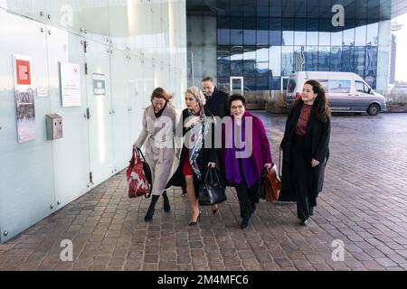 AMSTERDAM - les avocats Geert-Jan et Carry Knoops, ainsi que Nilufer Gundogan, arrivent à la cour d'appel pour l'appel du parti parlementaire de Volt contre le député. Gundogan a été précédemment suspendu par la partie à la suite d'allégations d'inconduite. Elle a ensuite intenté une procédure sommaire et a réussi, mais Volt a interjeté appel. ANP JEROEN JUMELET pays-bas sortie - belgique sortie Banque D'Images