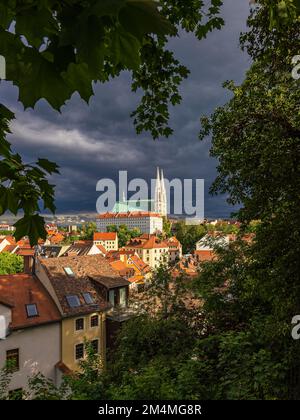 Vue sur la ville de Görlitz à St. Église de Pierre. Banque D'Images