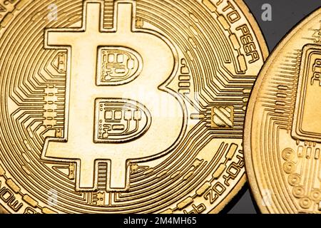 Bitcoin. Pièce de bits physique. Monnaie numérique. Crypto-monnaie. Pièce de monnaie dorée avec symbole bitcoin isolé sur fond blanc. Illustration du vecteur de stock. Banque D'Images