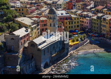 Vue sur Vernazza sur la côte méditerranéenne en Italie. Banque D'Images