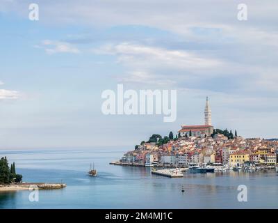 Bateau quittant le port, Rovinj, Istria, Croatie Banque D'Images