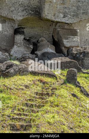 Une moai incomplète dans une carrière sur les pentes de Rano Raraku sur l'île de Pâques, au Chili. Banque D'Images