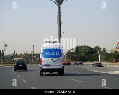 Le Caire, l'Egypte, 12 décembre 2022: Une ambulance répondant à un appel d'urgence sur la route, Traduction du texte arabe (Naaaem Hospital et medi Banque D'Images