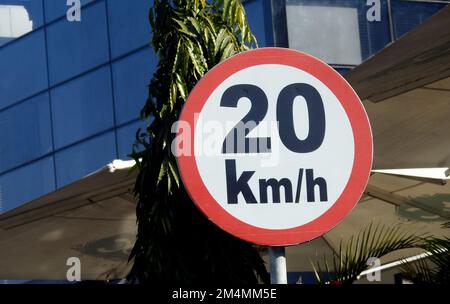 Un panneau routier de 20 KMH vingt kilomètres par heure limite de vitesse dans la voie lente près de la porte, restaurants et cafés, trafic d'interdiction SIG limite de vitesse Banque D'Images