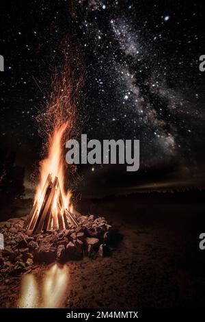 Une vue panoramique d'un feu brûlant sous la nuit étoilée en Finlande Banque D'Images