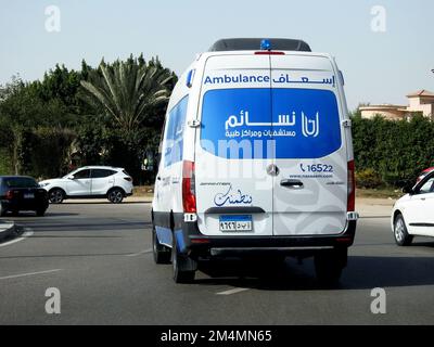 Le Caire, l'Egypte, 12 décembre 2022: Une ambulance répondant à un appel d'urgence sur la route, Traduction du texte arabe (Naaaem Hospital et medi Banque D'Images