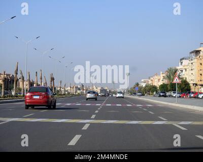 Le Caire, l'Egypte, 21 décembre 2022: Zone de passage piéton sur un axe routier en Egypte avec la peinture instructive sur l'asphalte et un panneau de route à inst Banque D'Images