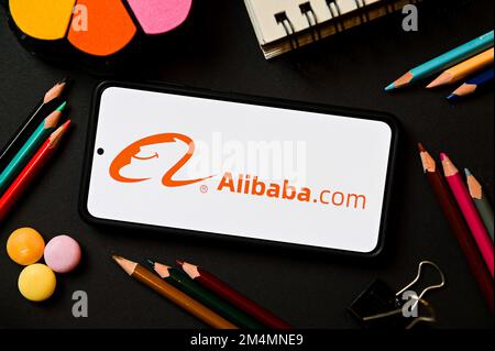 Pologne. 17th décembre 2022. Dans cette illustration, un logo Alibaba apparaît sur un smartphone. (Photo de Mateusz Slodkowski/SOPA Images/Sipa USA) crédit: SIPA USA/Alay Live News Banque D'Images