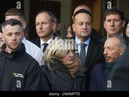 (Centre gauche-droite) Tanaiste Micheal Martin, Taoiseach Leo Varadkar et le chef du parti Vert Eamon Ryan après la messe funéraire du soldat Sean Rooney à l'église de la Sainte famille, Dundalk, Co Louth. Pte Rooney, 23 ans, de Newtowncunningham, à Co Donegal, était en service dans le cadre d'une mission de maintien de la paix de l'ONU, lorsque son convoi a été attaqué au Liban. Date de la photo: Jeudi 22 décembre 2022. Banque D'Images