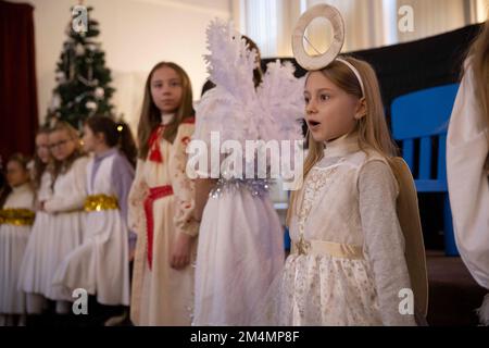 Les enfants ukrainiens participent au service festif de la cathédrale catholique ukrainienne, le dimanche 18 décembre, pour la fête annuelle de Saint-Jean Nicholas. Banque D'Images