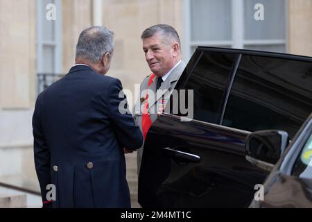 Elysee - Paris, 22/12/2022, Le général de l'Armée française et le Grand Chancelier de l'ordre national de la Légion d'honneur et de l'ordre national du mérite Benoît Puga arrivent pour la cérémonie de remise de la Grande Croix de l'ordre national du mérite par le Président français à l'Elysée Palace à Paris 22 décembre 2022. Photo de Raphael Lafargue/ABACAPRESS.COM Banque D'Images