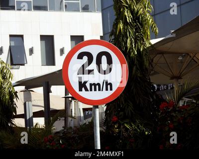 Le Caire, Egypte, 10 décembre 2022: Un panneau de 20 km/h vingt kilomètres par heure limite de vitesse dans la voie lente près de la porte, restaurants et cafés, Pro Banque D'Images