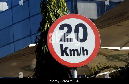 Un panneau routier de 20 KMH vingt kilomètres par heure limite de vitesse dans la voie lente près de la porte, restaurants et cafés, trafic d'interdiction SIG limite de vitesse Banque D'Images