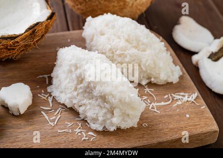 Cocada, sucrerie traditionnelle de noix de coco d'amérique latine avec noix de coco râpée. Banque D'Images