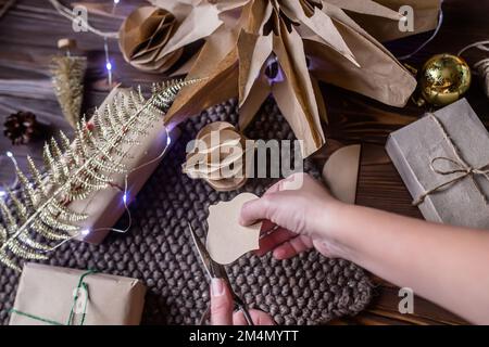 Coupe de blancs pour les jouets d'arbre de Noël faits maison. Détail de la boule pour décorer la chambre pour Noël. Défoqué Banque D'Images