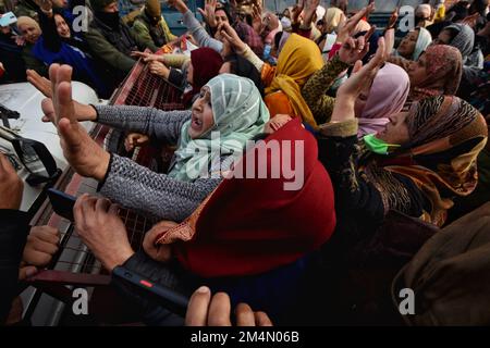 Srinagar, Inde. 20th décembre 2022. Les travailleuses du département de la protection sociale, travaillant dans le cadre du programme Anganwadi, crient des slogans lors d'une manifestation à Srinagar, la capitale du Cachemire indien sur 20 décembre 2022. Des dizaines de travailleurs et d'assistants d'Anganwadi ont protesté contre la nouvelle politique de ressources humaines (RH) approuvée par le gouvernement. (Photo de Mubashir Hassan/Pacific Press/Sipa USA) crédit: SIPA USA/Alay Live News Banque D'Images