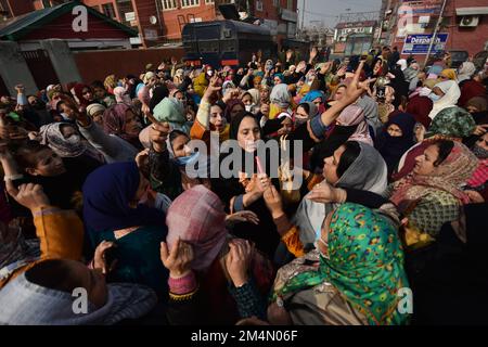 Srinagar, Inde. 20th décembre 2022. Les travailleuses du département de la protection sociale, travaillant dans le cadre du programme Anganwadi, crient des slogans lors d'une manifestation à Srinagar, la capitale du Cachemire indien sur 20 décembre 2022. Des dizaines de travailleurs et d'assistants d'Anganwadi ont protesté contre la nouvelle politique de ressources humaines (RH) approuvée par le gouvernement. (Photo de Mubashir Hassan/Pacific Press/Sipa USA) crédit: SIPA USA/Alay Live News Banque D'Images