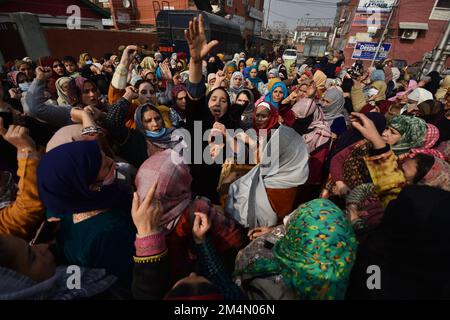 Srinagar, Inde. 20th décembre 2022. Les travailleuses du département de la protection sociale, travaillant dans le cadre du programme Anganwadi, crient des slogans lors d'une manifestation à Srinagar, la capitale du Cachemire indien sur 20 décembre 2022. Des dizaines de travailleurs et d'assistants d'Anganwadi ont protesté contre la nouvelle politique de ressources humaines (RH) approuvée par le gouvernement. (Photo de Mubashir Hassan/Pacific Press/Sipa USA) crédit: SIPA USA/Alay Live News Banque D'Images